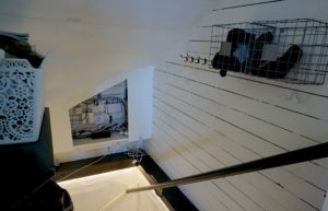 LED-list, lite snickarglädje, platsbyggd skåp för sladdar modem mm