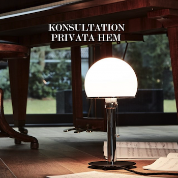 Upplyst bordslampa med rund glaskupa på golvet bredvid utspridda papper, med texten 'Konsultation privata hem' ovanför, vilket framhäver tjänster för belysningskonsultation i privata bostäder.