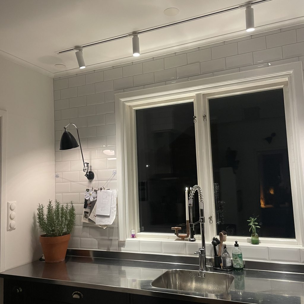 Grundbelysning i köket med spotlight på skenor